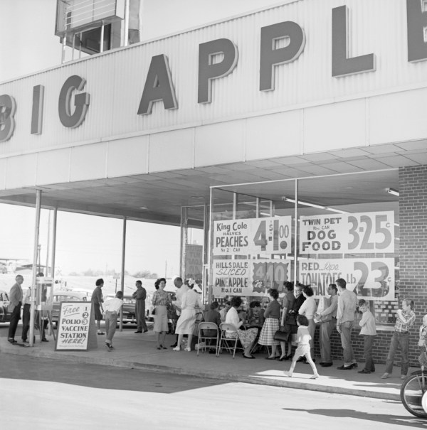 People stand in line at a polio immunization station Columbus, Ga., in 1961.     Photo source: U.S. Centers for Disease Control and Prevention