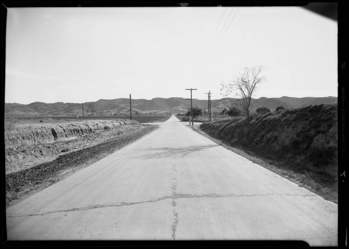 Intersection_of_Riverside_Drive_and_Woodman_Avenue_near_Van_Nuys_Los_Angeles_CA_1932_image_1