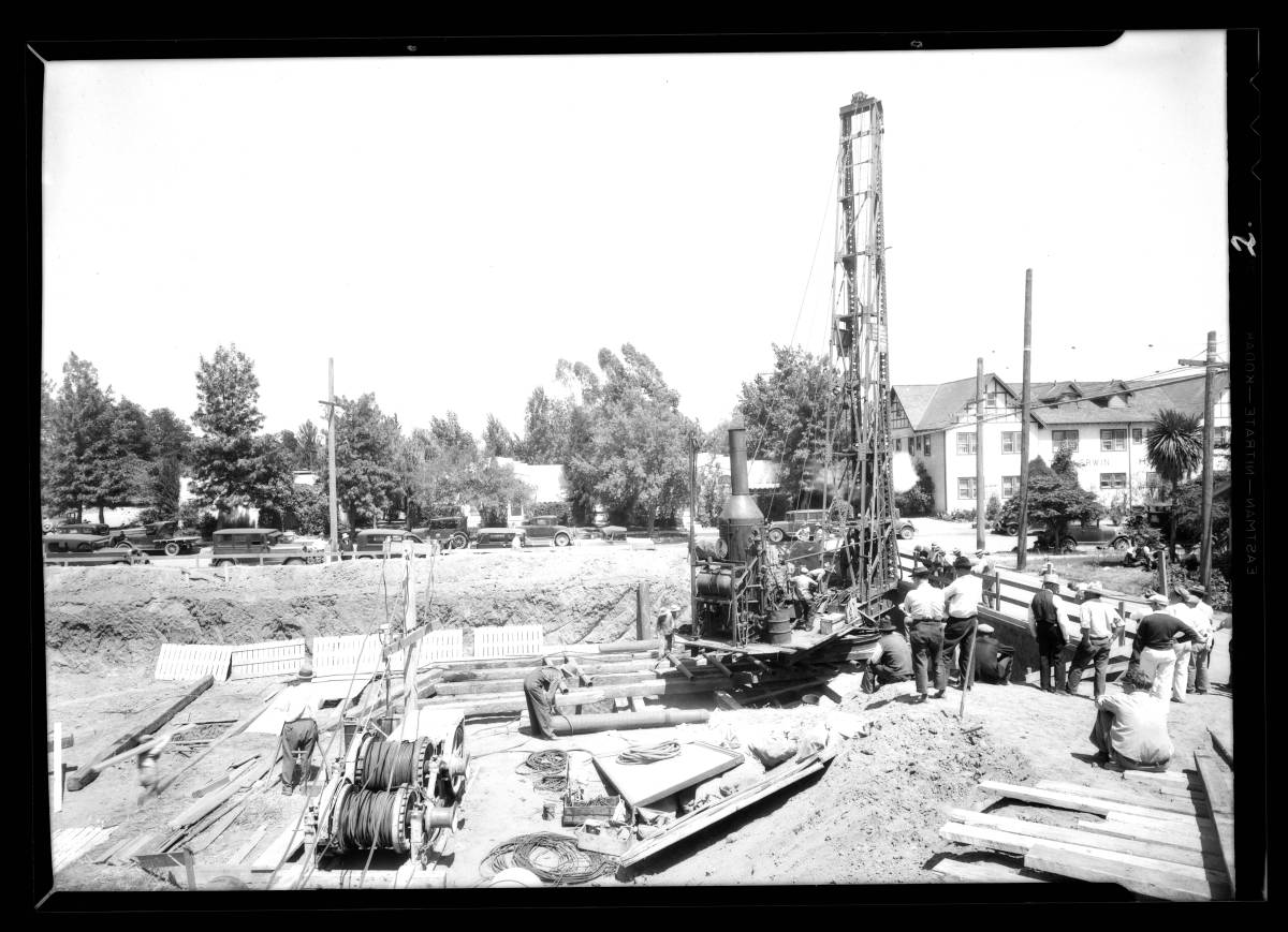 Pile_driver_Van_Nuys_City_Hall_Los_Angeles_CA_1932_image_2