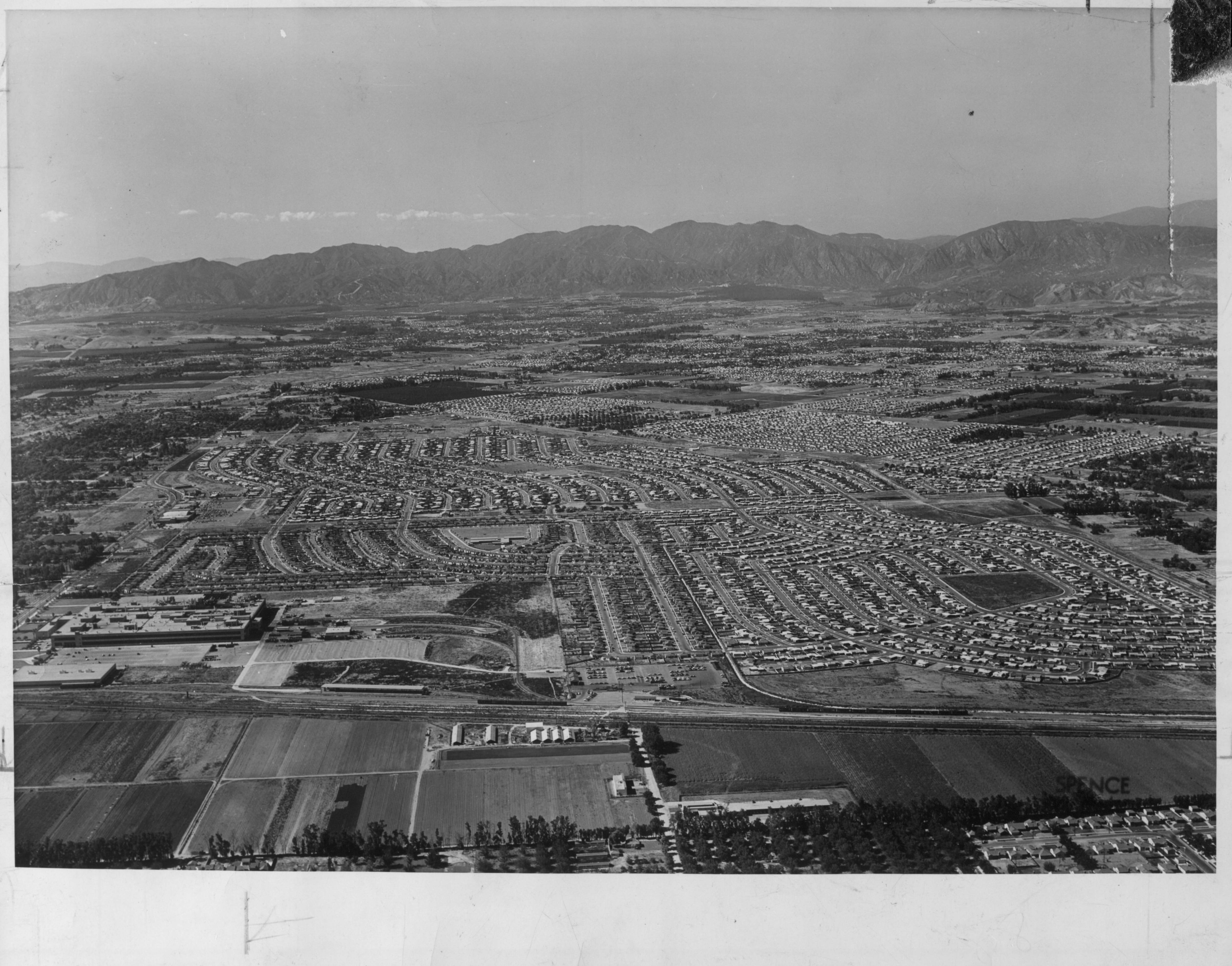 Homes_and_businesses_stretch_in_all_directions_on_what_used_to_be_agricultural_land_near_the_Chevrolet_plant