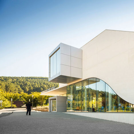 The-Centro-de-Artes-Nadir-Afonso-by-Louise-Braverman_dezeen_1sq