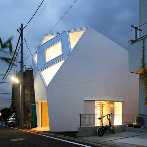 Monoclinic-House-by-Kazuko-SakamotoAtelier-Tekuto_dezeen_sq