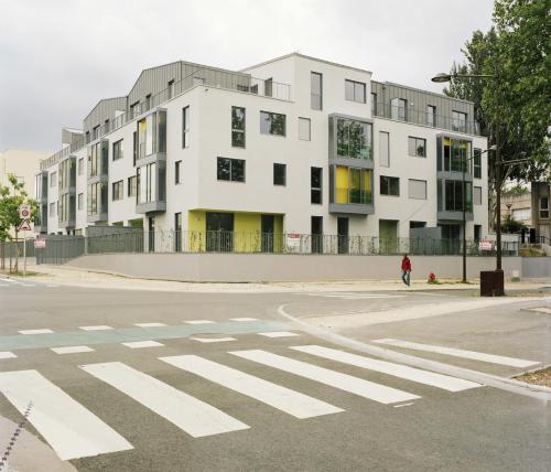 9 Houses and 24 bioclimatic collective housing units by Fleury, Benjamin / Photo: Emmanuelle Blanc