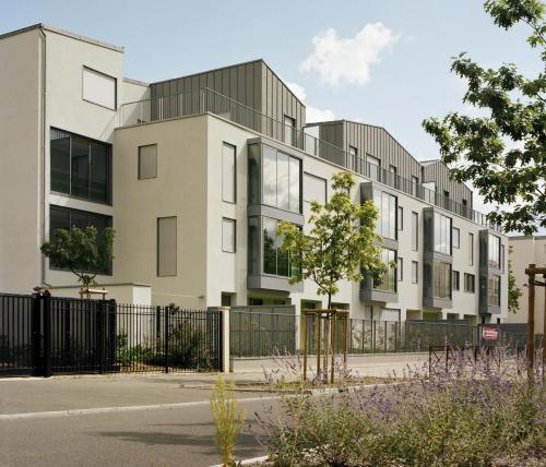 9 Houses and 24 bioclimatic collective housing units by Fleury, Benjamin / Photo: Emmanuelle Blanc