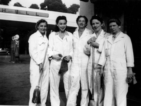 Allfemale_automotive_team-2