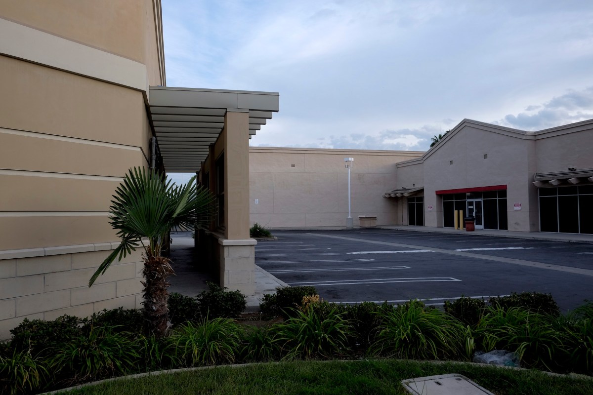 15249 Victory Blvd. Chase Bank