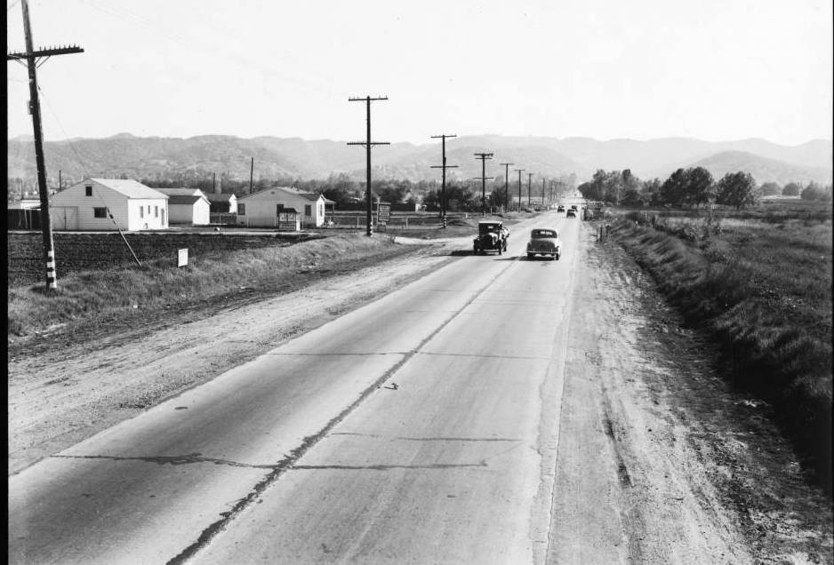View_of_Sepulveda_Boulevard_looking_south_from_Magnolia_Boulevard_before_improvement_November_21_1939